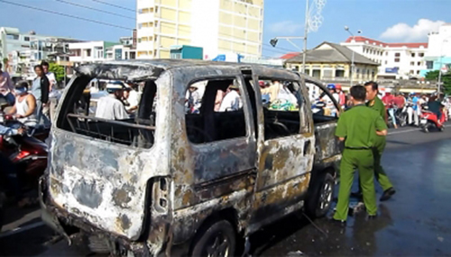 Tiền Giang Cháy xe khách khi đang lên cầu